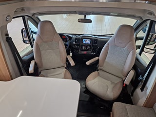 Husbil-halvintegrerad Adria MATRIX PLUS 670 SLT 12 av 27