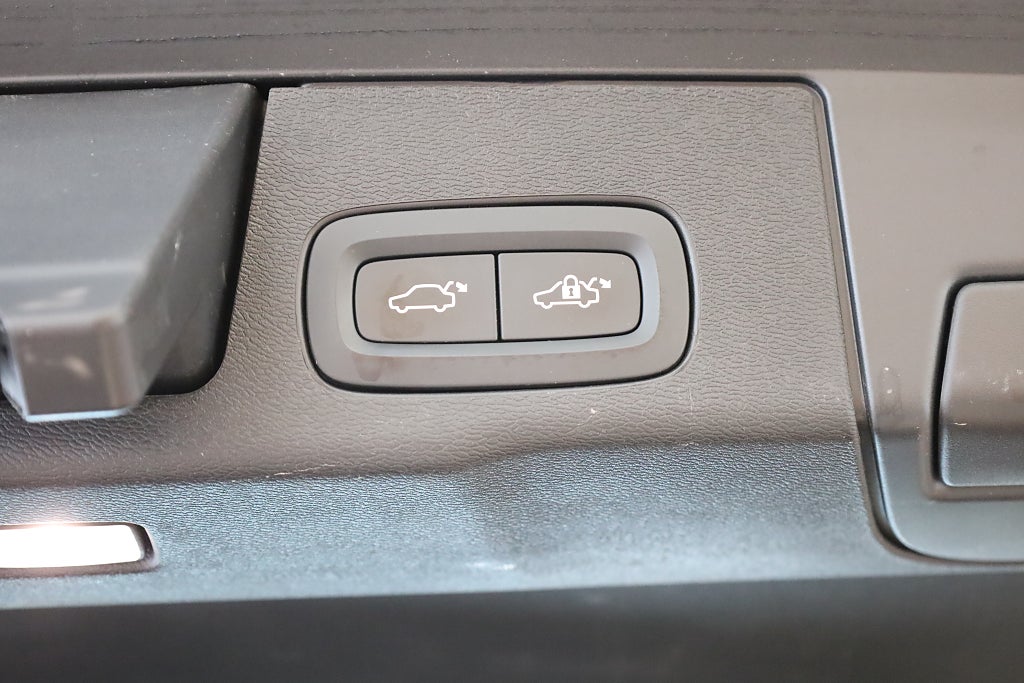 Volvo XC60 Recharge T6 AWD AUT R-Design Pano H&K Navi Kamera 2021