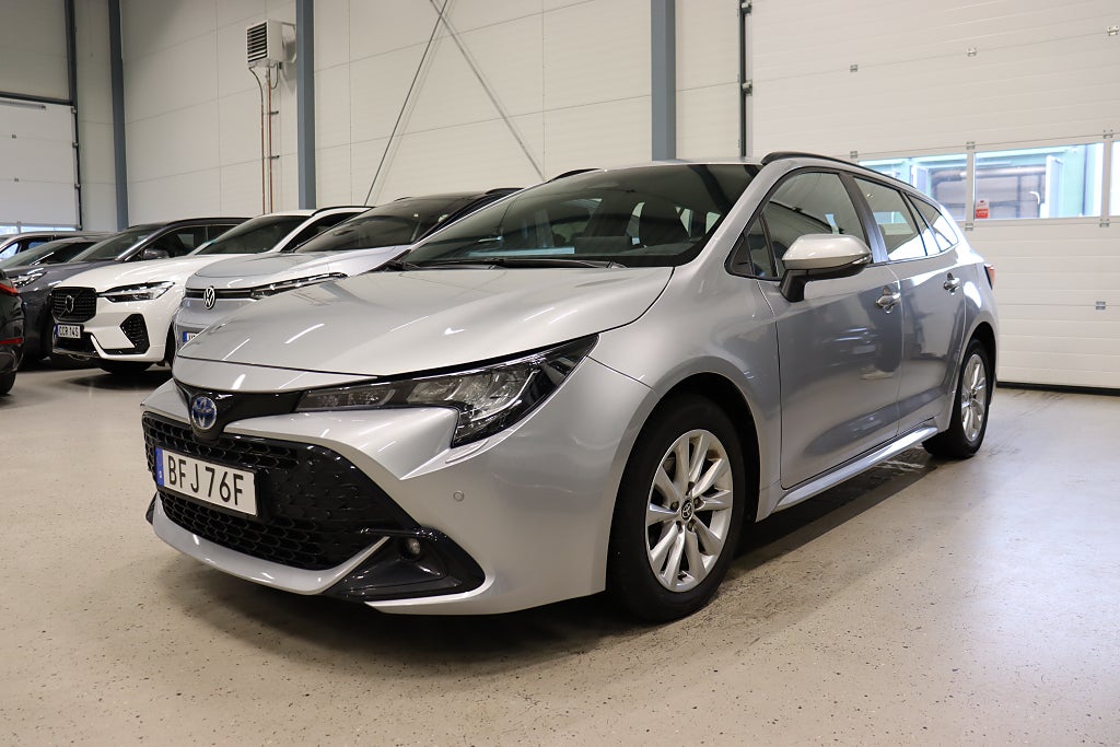Toyota Corolla Touring Sports Hybrid B-Kam Cockpit Rattvärme 140hk