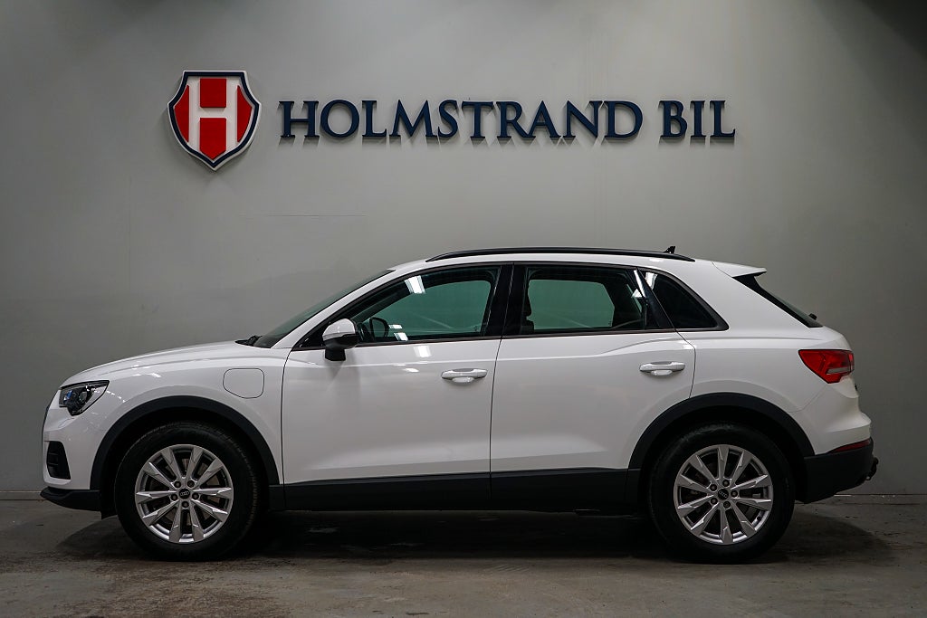 Audi Q3 45 TFSI e S Tronic Proline Värmare Drag Cockpit 