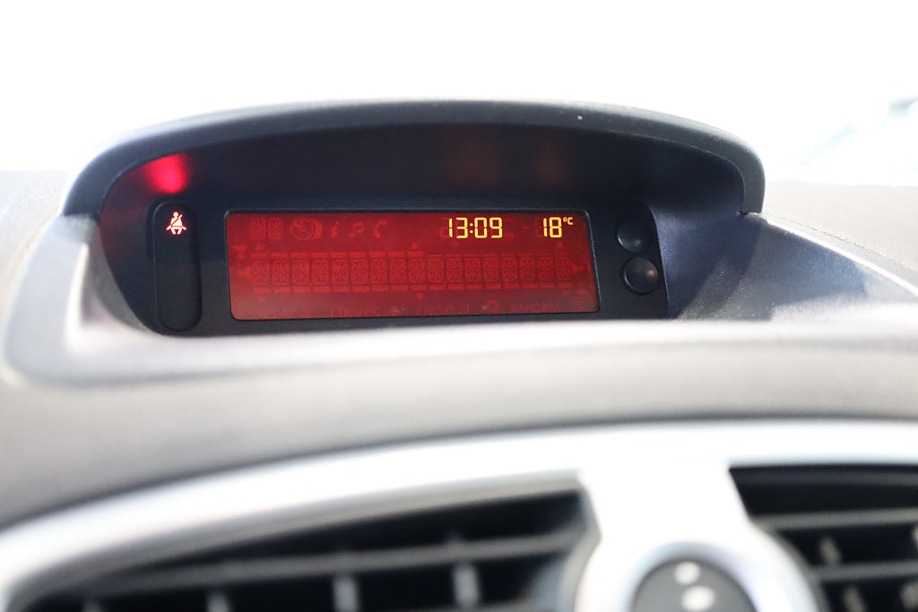 Renault Clio 1,2 75hk 5-dörrars Motorvärmare Nybesiktad 2013