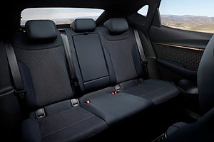 Baksätet av en Cupra med tre säten i mörkgrått tyg.