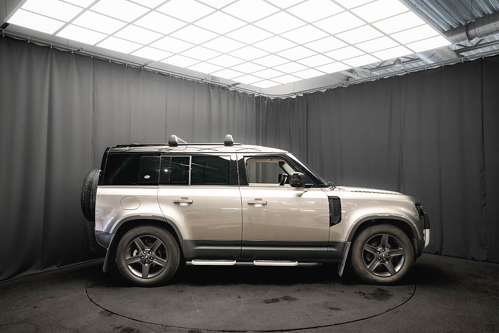 Land Rover Defender 110 D250 7-sits PANO LUFT D-VÄRM DRAG MERIDIAN 360 MOMS