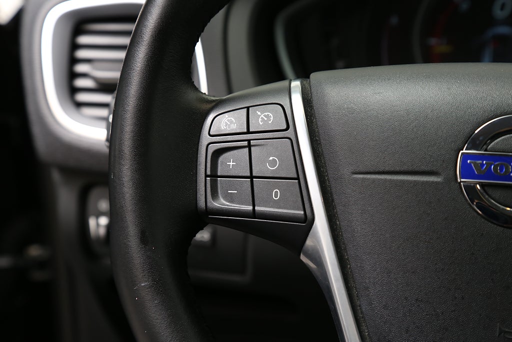 Volvo V40 Cross Country D2 120hk Momentum BE PRO Panorama Värmare/VOC 2016