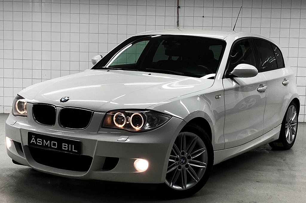 BMW 120 I/M-SPORT/LCI/SHADOWLINE/6-VÄXLAD/ANGEL EYES/NY BESIKTIGAD
