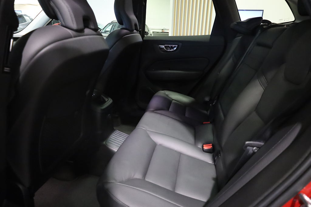 Volvo XC60 Recharge T6 AWD Inscription Orrefors Pano Drag H&K Navi