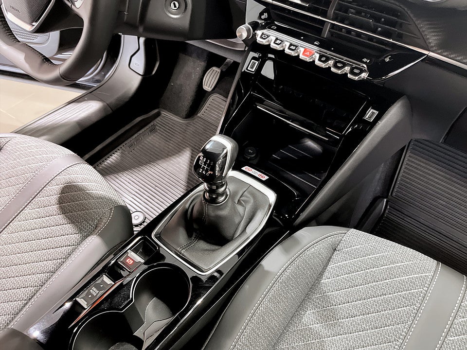 Bild på Peugeot 2008 Allure 1.2 PT 130hk CARPLAY P-SENSORER