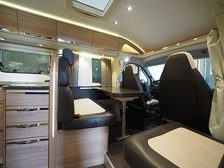 Husbil-halvintegrerad Adria Coral S 670 SLT 8 av 20