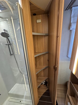 Husbil-integrerad Knaus Sun i 900 LX 177HK AUT Queensbed & exklusivt badrum! 21 av 28