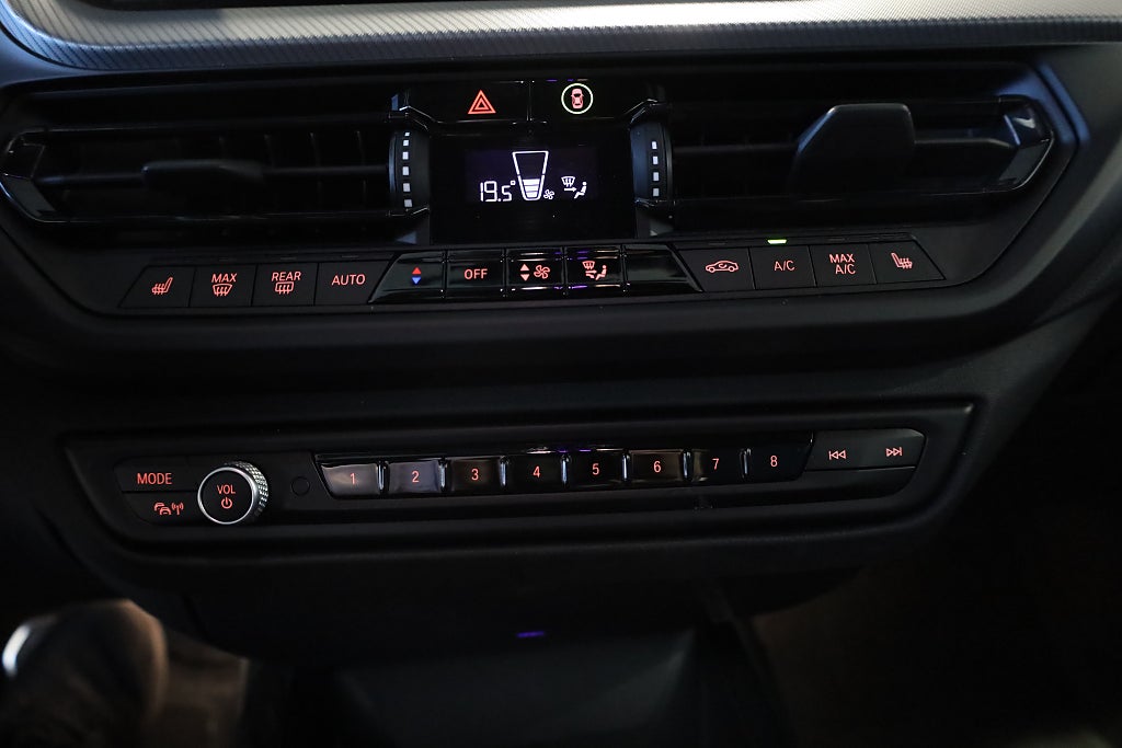 BMW 118I Steptronic M Sport Navi PDC CarPlay Rattvärme Laptimer 2022