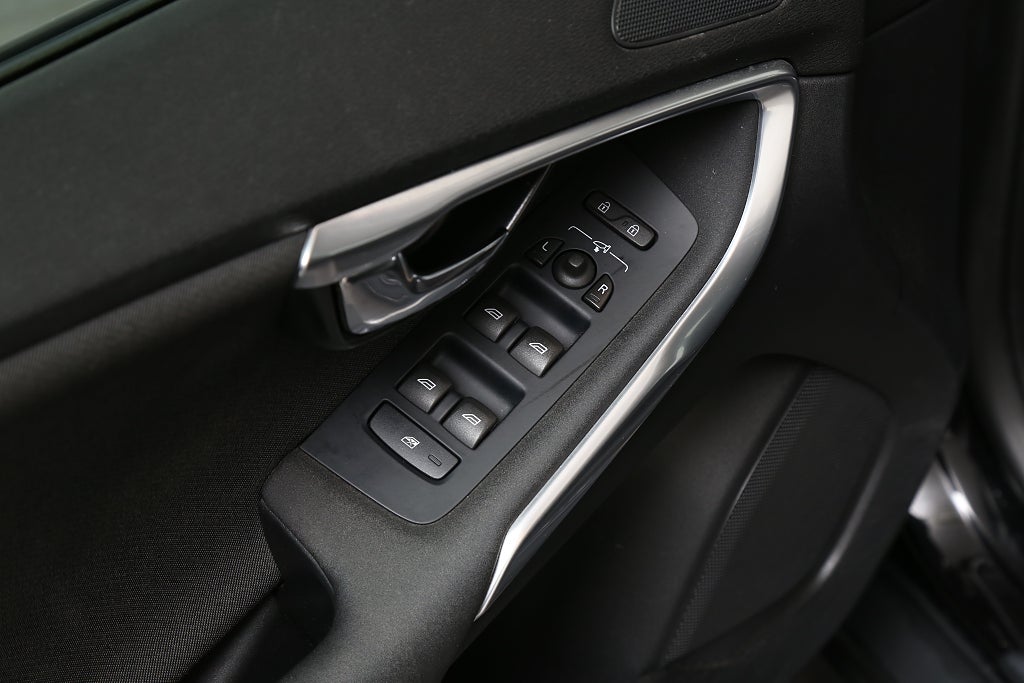 Volvo V40 Cross Country D2 Momentum BE 120hk Värmare Dragkrok 2016