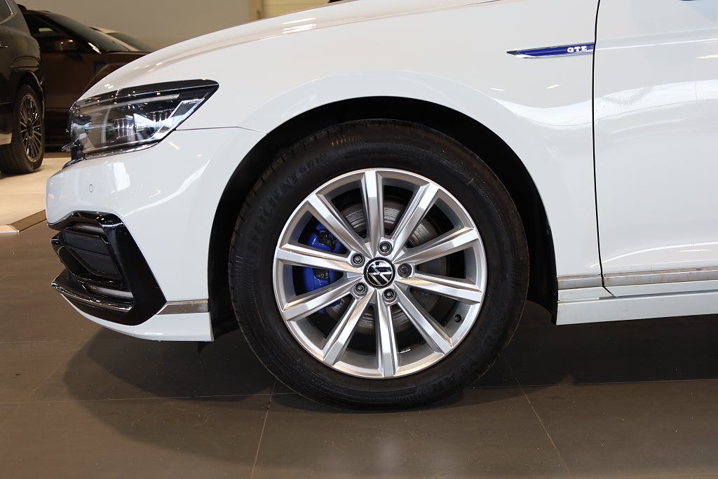 Volkswagen Passat GTE 218hk Executive / Business / Värmare / Navi