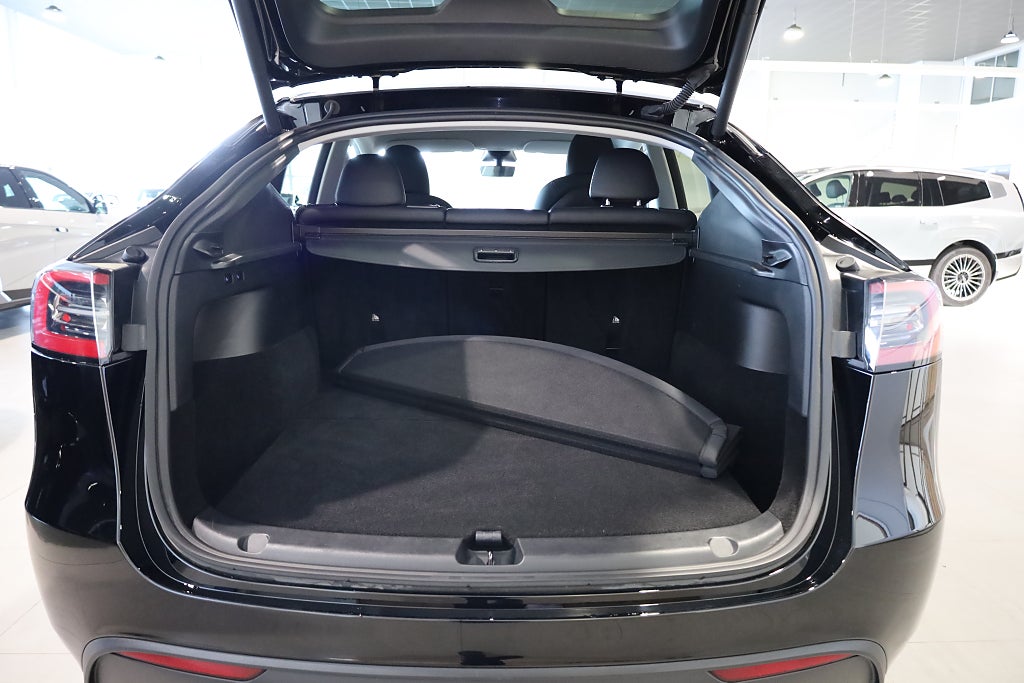 Tesla Model Y Standard Range RWD Navi Kamera Leasbar Drag Pano 2023