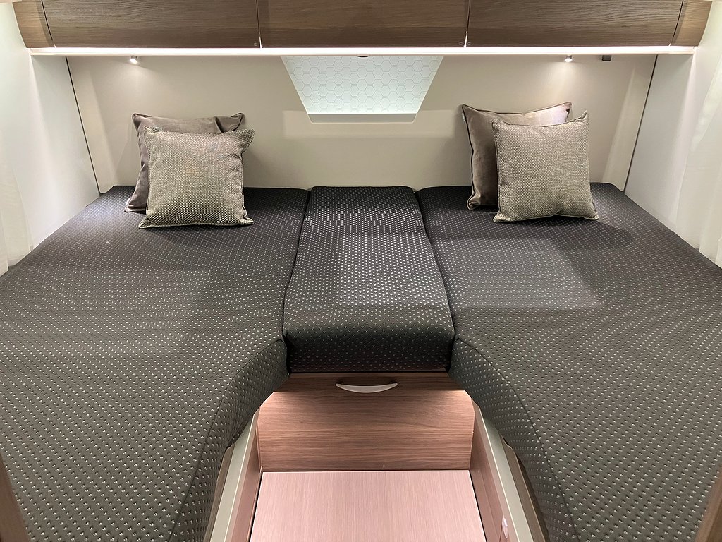 Adria Coral 670 DL Supreme / Långbäddar / Automat / 180hk / - Adria