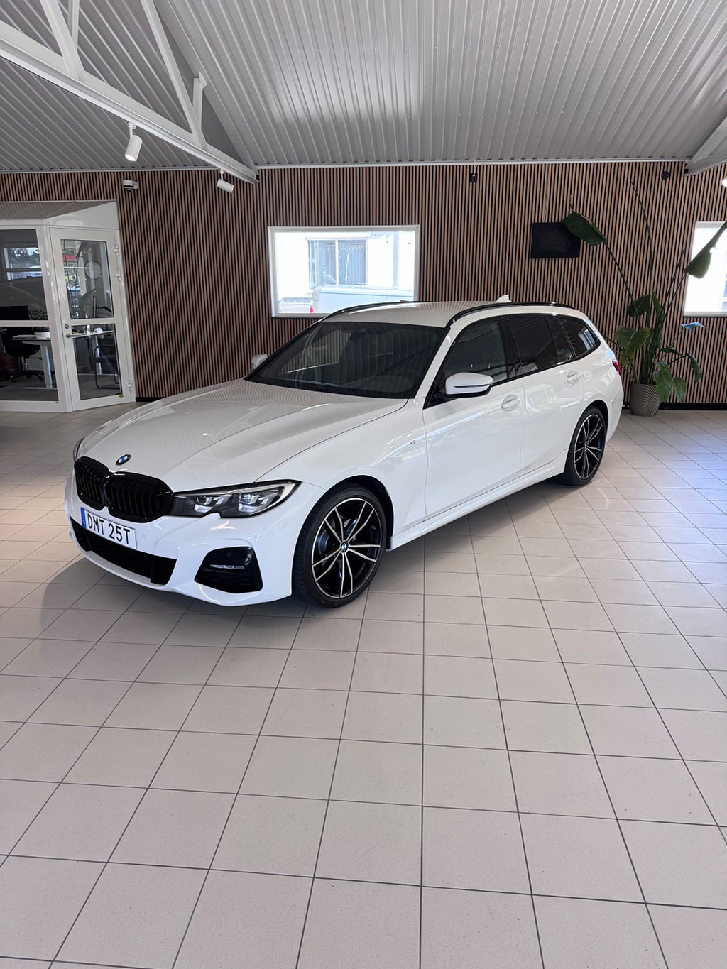 BMW 320D xDrive Touring  M-Sport / 19" hjul