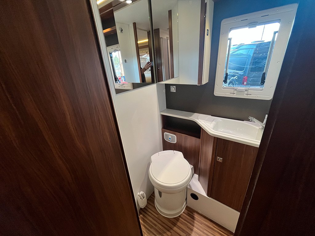 Adria Sonic Plus 700 SL / Automat 150hk / Solcell x2 / Ugn - Adria