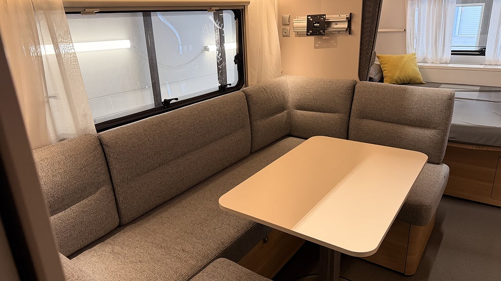 Adria Adora 673 PK Barnkammare dubbeldörr ALDE Dusch Ung Tv Golv värme