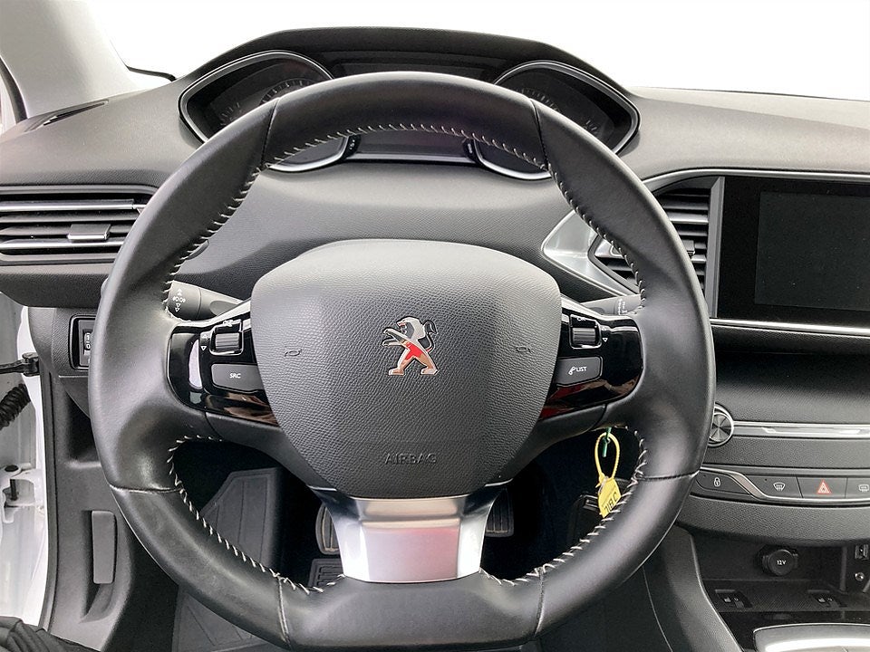 Bild på Peugeot 308 5D Active 1.2 PT 110hk - FARTHÅLLARE, NAVI