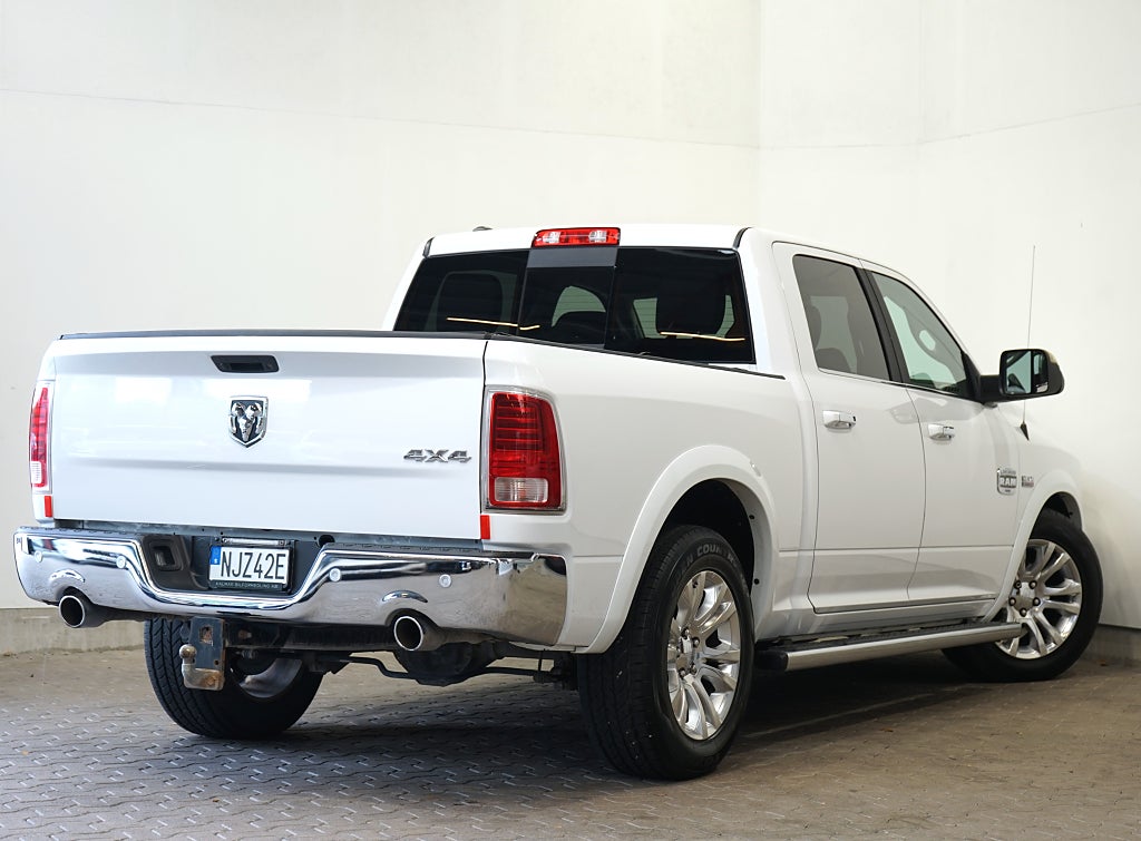 RAM 1500 Crew Cab 5.7 V8 HEMI 4x4 TorqueFlite LONGHORN 395hk