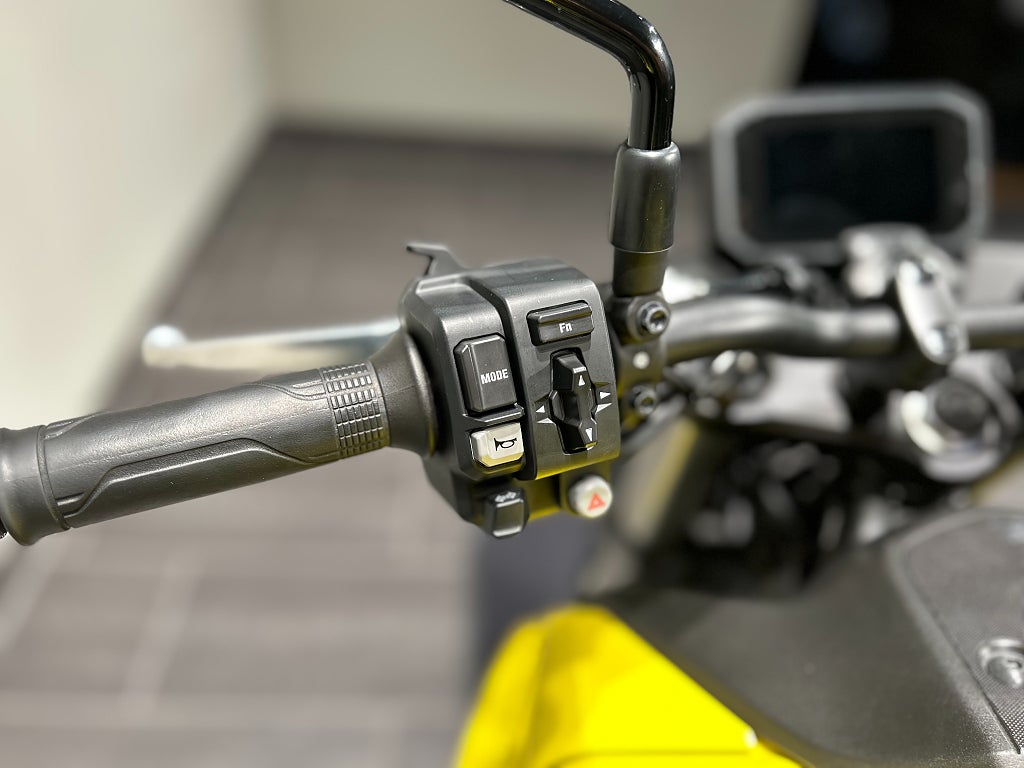 Honda CB750 Hornet / Helsystem/ Handtagsvärme /Quickshifter /Räntefri