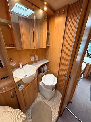 Husbil-integrerad Le Voyageur LX850 Mercedes (184HK AUT) Queensbed! ALDE! Hydrauliska stödben! 12 av 23