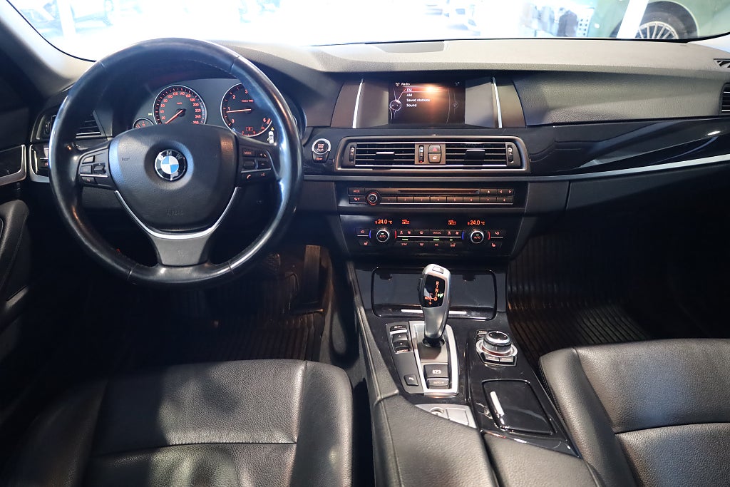 BMW 520d Touring AUT Drag Läder PDC Connected Blåtand Rattvärme
