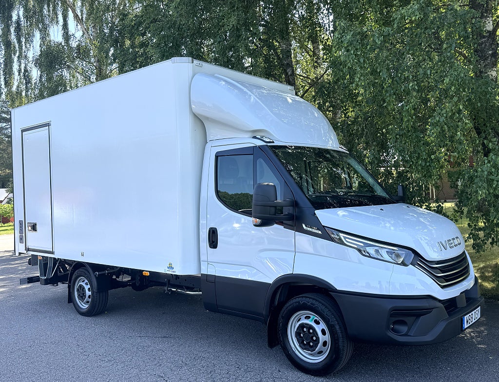 Iveco 35-160 Påbyggt Skåp 2,20 m, Lift med Drag 3500 kg