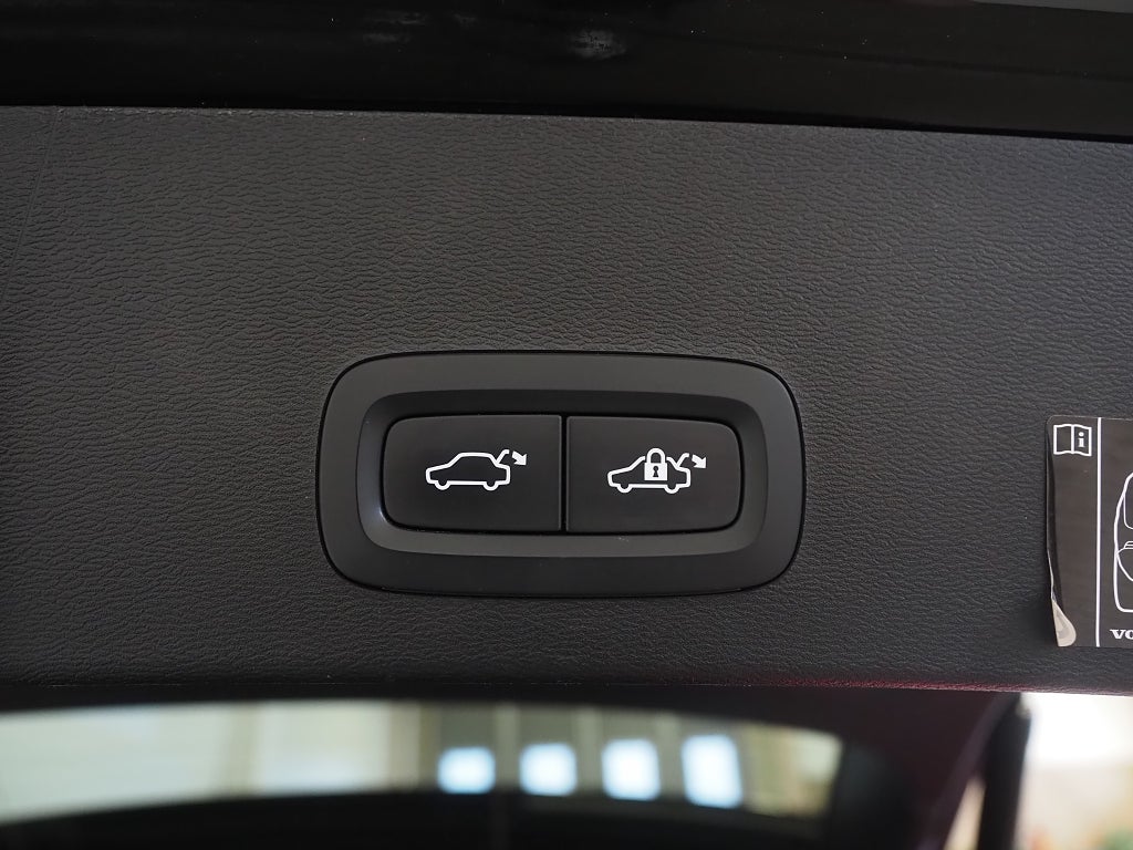 Volvo XC40 Recharge P8 AWD 408hk Core | Kamera | Skinn | 2021