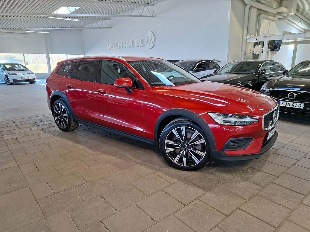 Volvo V60 Cross Country B4 AWD Geartronic Momentum Adv. Navi|Drag
