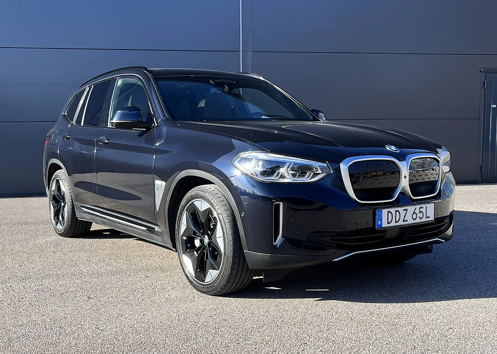 BMW iX3 Charged plus Pano HK Drag Adaptiv fh Skinn V-hjul