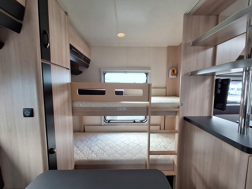 Hobby De Luxe Edition 650 KMFe Barnkammare, 1 Ägare, AC