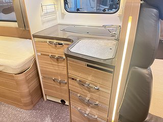 Husbil-halvintegrerad Adria CORAL S 670 SLT 16 av 28