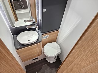 Husbil-halvintegrerad Adria Coral Plus 670 DL 21 av 31