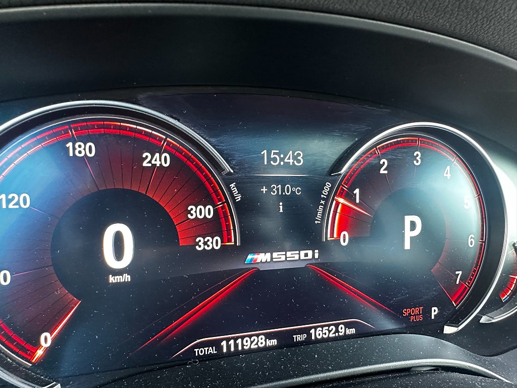 BMW M550I V 8 / xDrive Sedan / Panorama