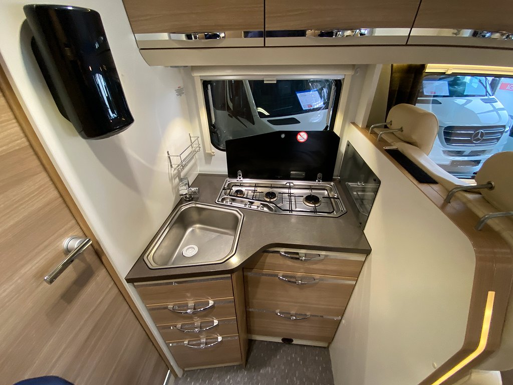 Adria Coral 670 SL / B-körkort / Solcell / Långbädd / Garage - Adria
