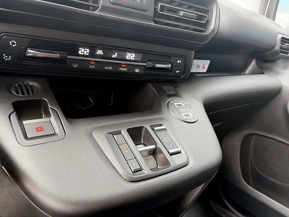 Bild på Peugeot Partner Crewcab 1.5 BHDi 130hk Aut L2 5-Sits, Värmare, drag