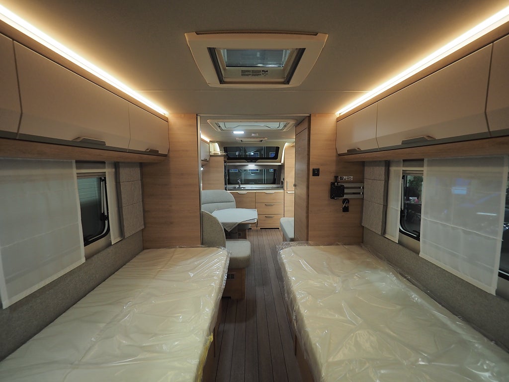 Knaus Südwind 650 PEB 60 Year  ALDE I Framkök I Långbädd