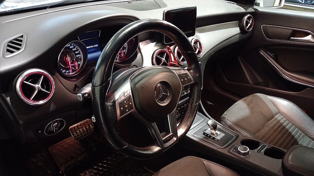 Bilen har en tvåliters turboladdad rak fyra som genererar 360 hästkrafter. 