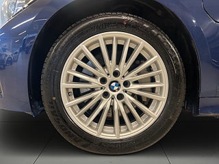 BMW 330e Sport line 360°kamera HuD Rattvärme Navigation S&V-däck – bild 14