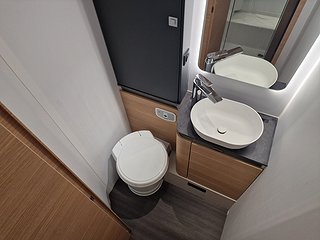 Husbil-halvintegrerad Adria MATRIX 670 SL 60Y 23 av 28