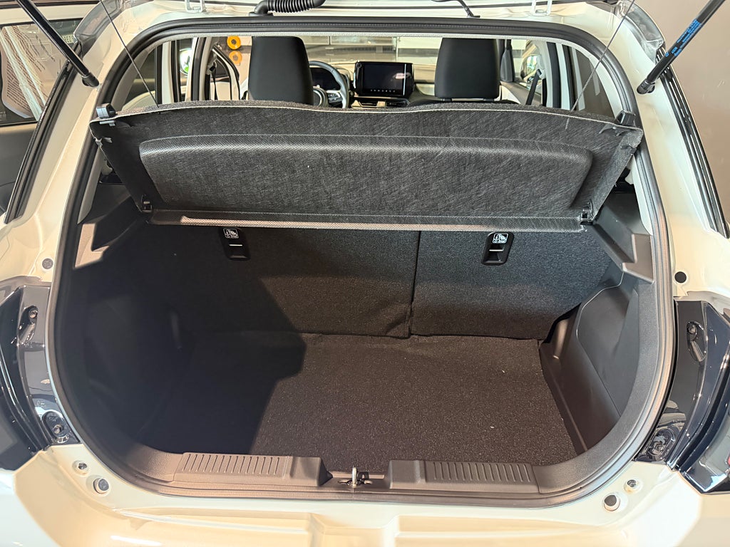 Suzuki Swift Hybrid Automat Select 3 års service - bild 8
