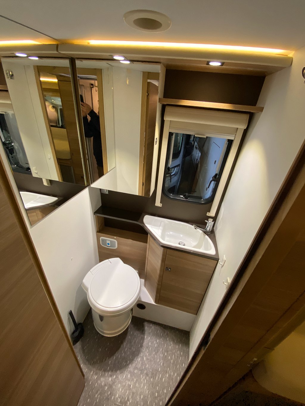 Adria Coral 670 SL / B-körkort / Solcell / Långbädd / Garage - Adria