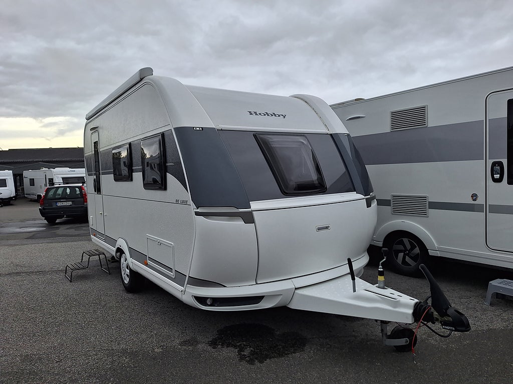 Hobby De Luxe 440 SFe Dubbelbädd, Boxmarkis