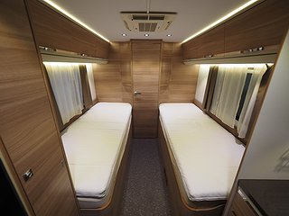 Husbil-halvintegrerad Adria Coral S 670 SLT 16 av 20