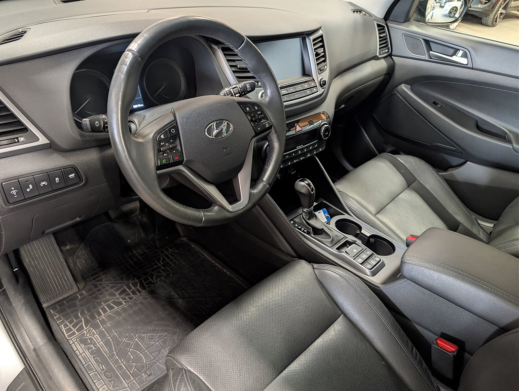 Hyundai Tucson 2.0 CRDi 4WD Premium Aut/Drag/Pano/M-värm/SoV thumbnail