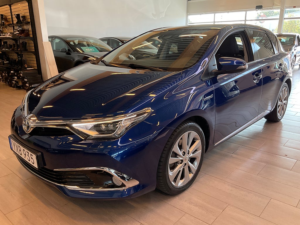 Toyota Auris Hybrid e-CVT 136hk Executive Kamera Glastak S&V-Hjul