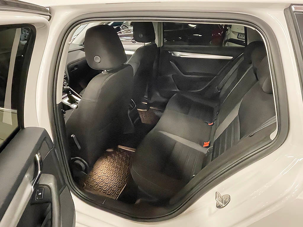 Skoda Octavia Kombi 1.6 TDI SCR DSG Sekventiell 115hk Ambient