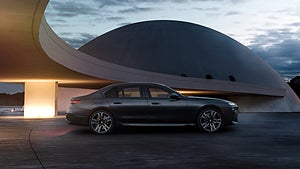 BMW i7 xDrive 60 har en räckvidd på upp till 63,5 mil. Foto: BMW