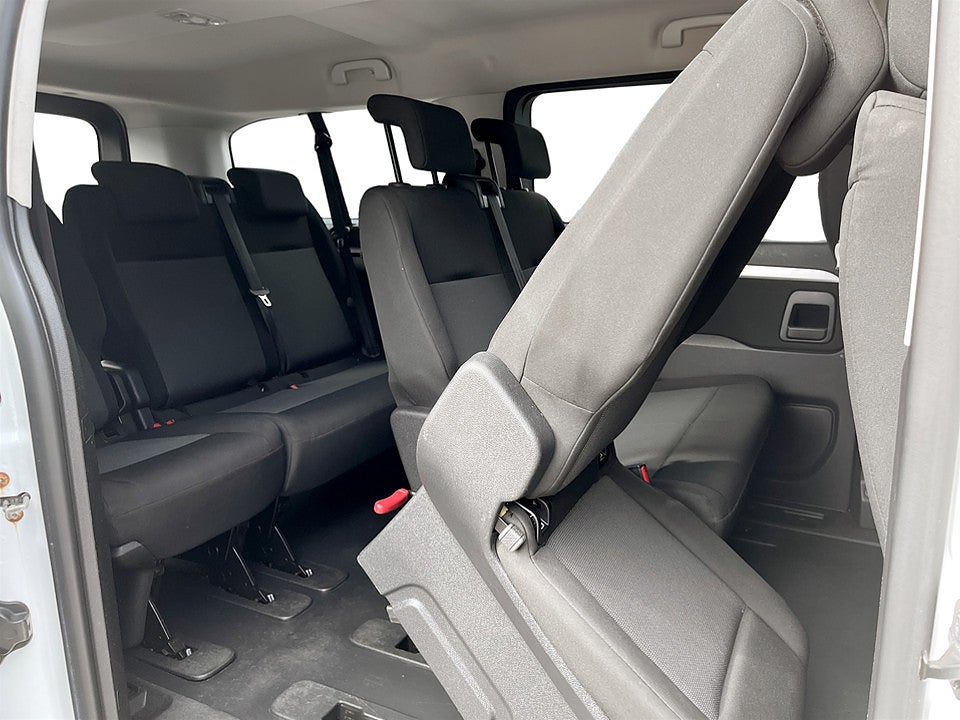 Bild på Peugeot Traveller Business 2.0 BHDi 144hk Aut L3 9-SITS DRAG CARPLAY