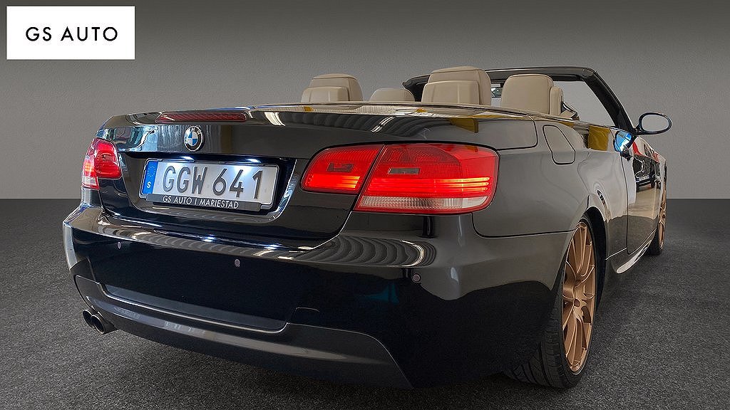 BMW 330d är utrustad med både comfort- och M Sportpaketet. 